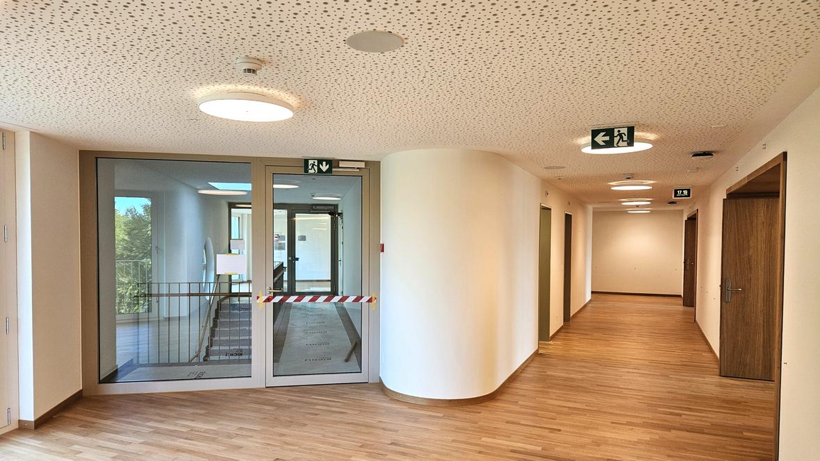 Korridor im Wohnbereich mit Fluchtwegsignalisation