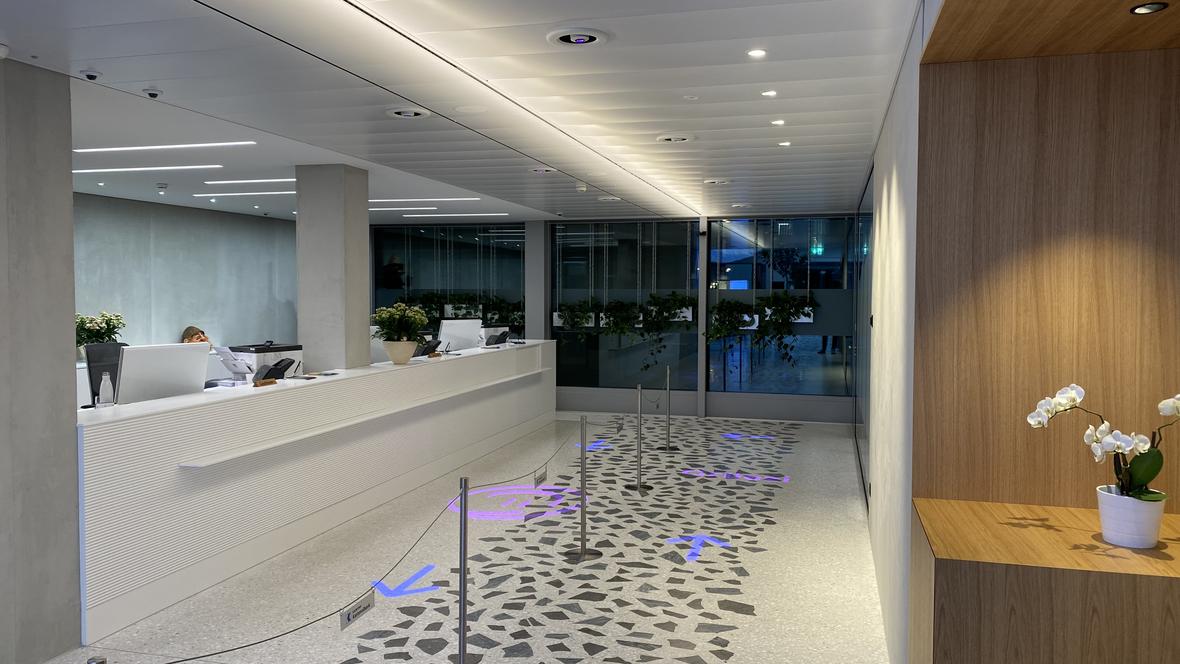 Besucherführung auf den Boden projiziert