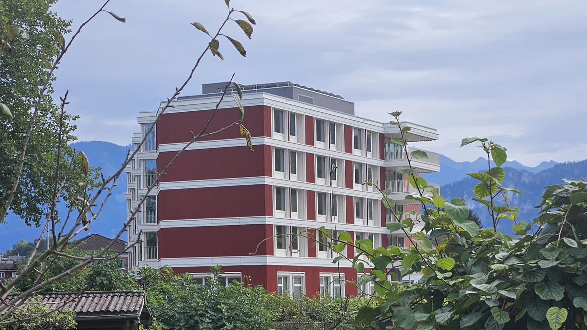 Der eindrucksvolle Neubau aus der Ferne