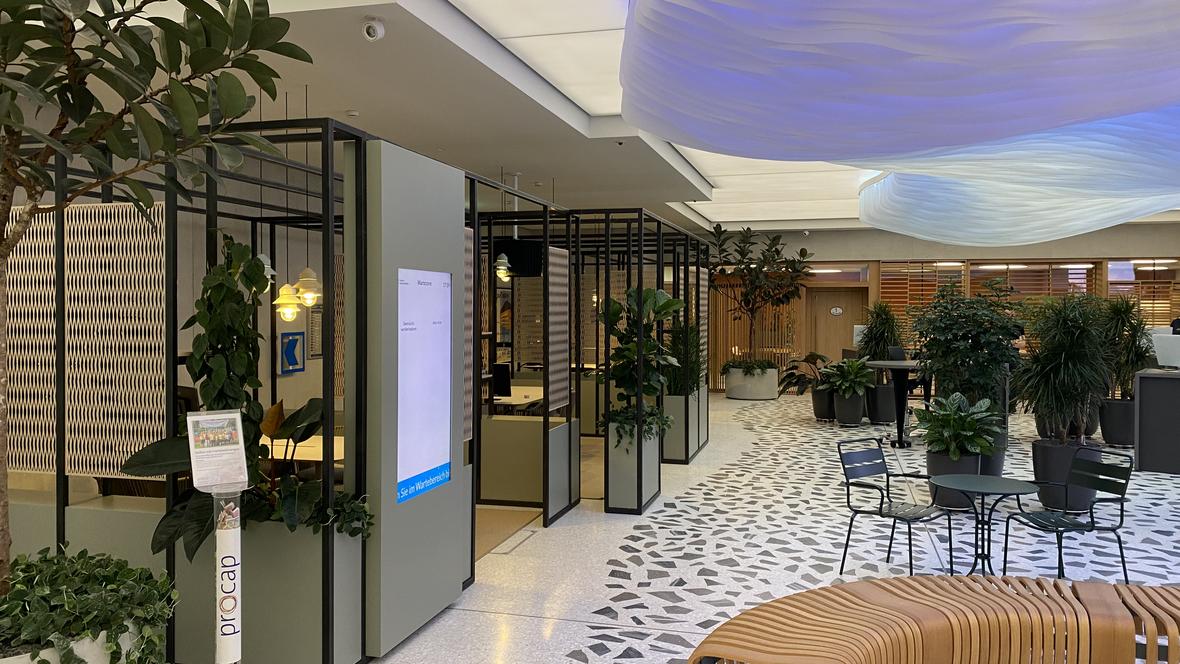 Grosszügige Kundenhalle lädt zum Verweilen ein