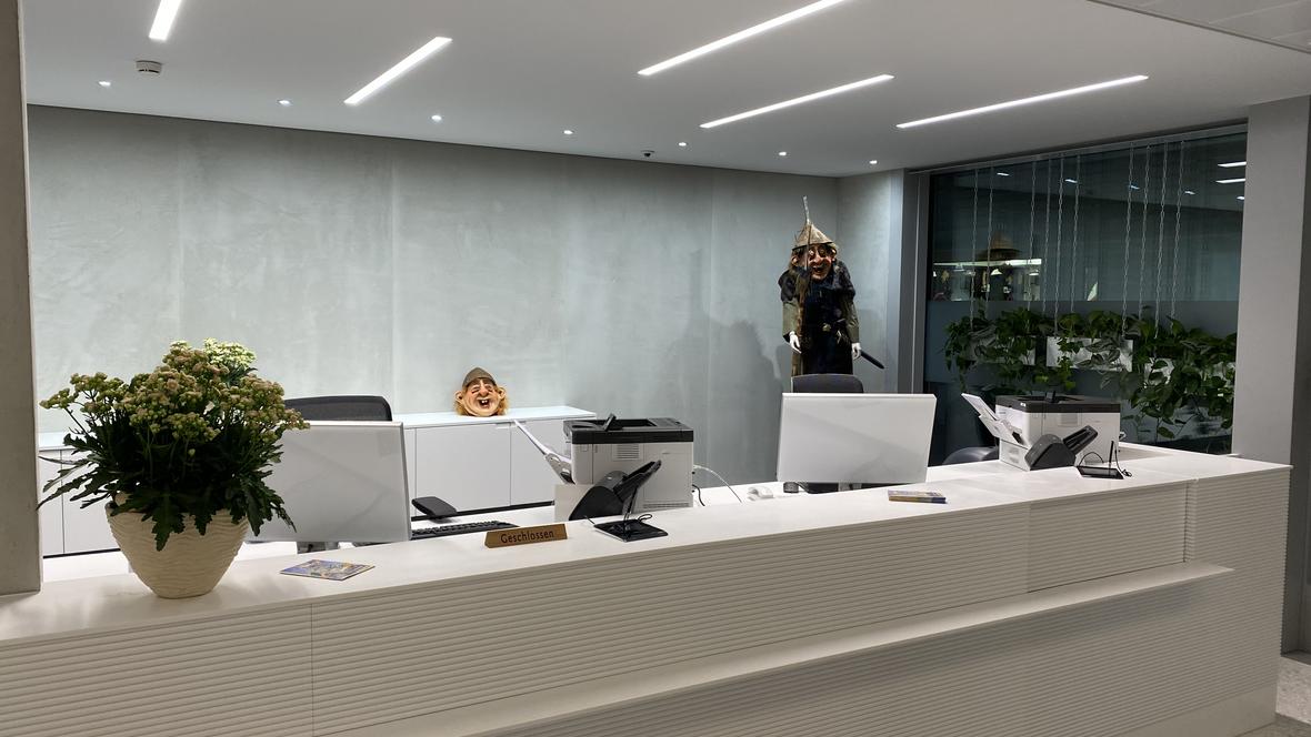 Kundenschalter mit Fasnachtsdekoration