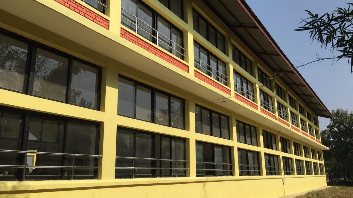 Eines der beiden neuen Schulgebäude