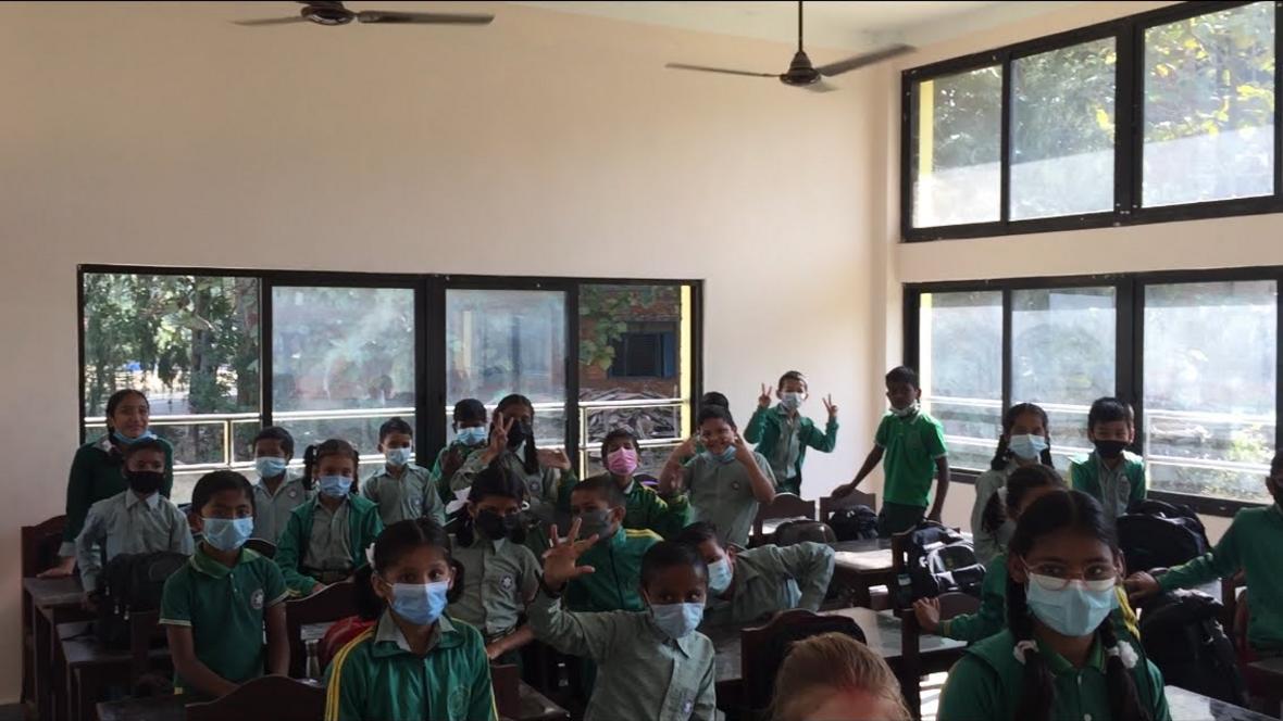 Ein Schulzimmer voll mit motivierten Kindern