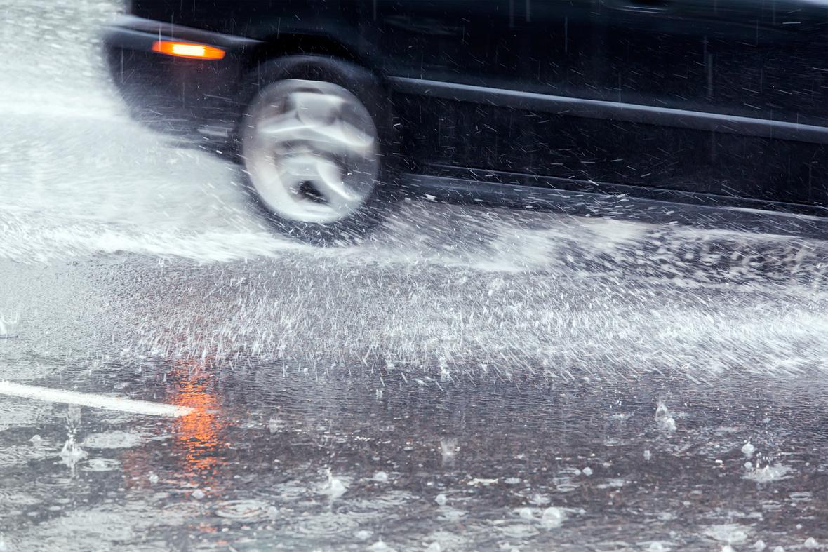 Auto auf nasser Strasse