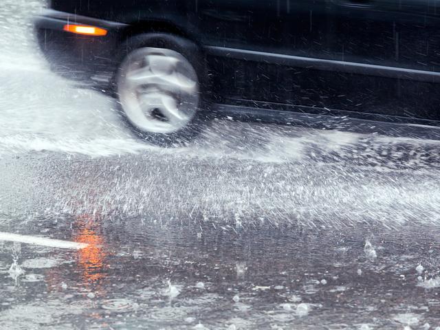 Auto auf nasser Strasse
