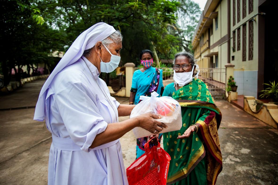 Sr. Felix Ann beim Verteilen von Nahrungsmittelpaketen in Singh Nagar, Indien © Ranita Roy, Indien