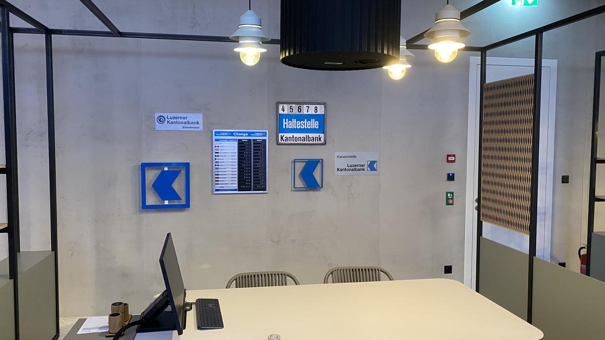 Lusee, die digitale Inhalte von der Decke projiziert